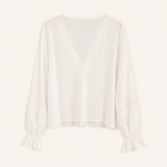 Camicia panna con volant, pizzo e maniche a sbuffo