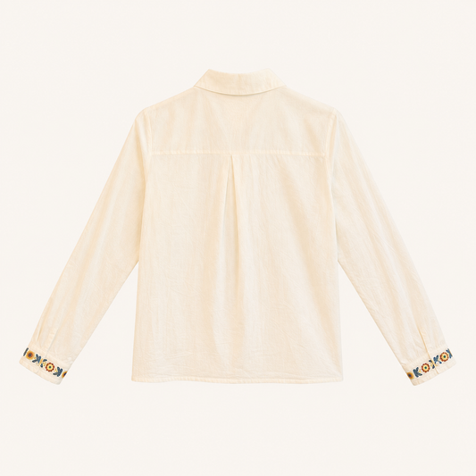 Camicia bianco panna con ricami floreali e dettagli in pizzo
