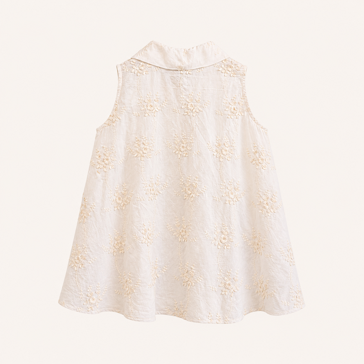 Camicia smanicata bianco panna ricamata con colletto e bottoni