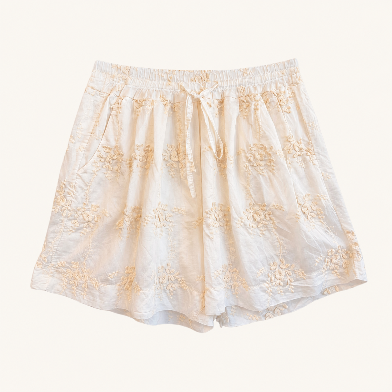 Short bianco panna ricamato con coulisse in vita