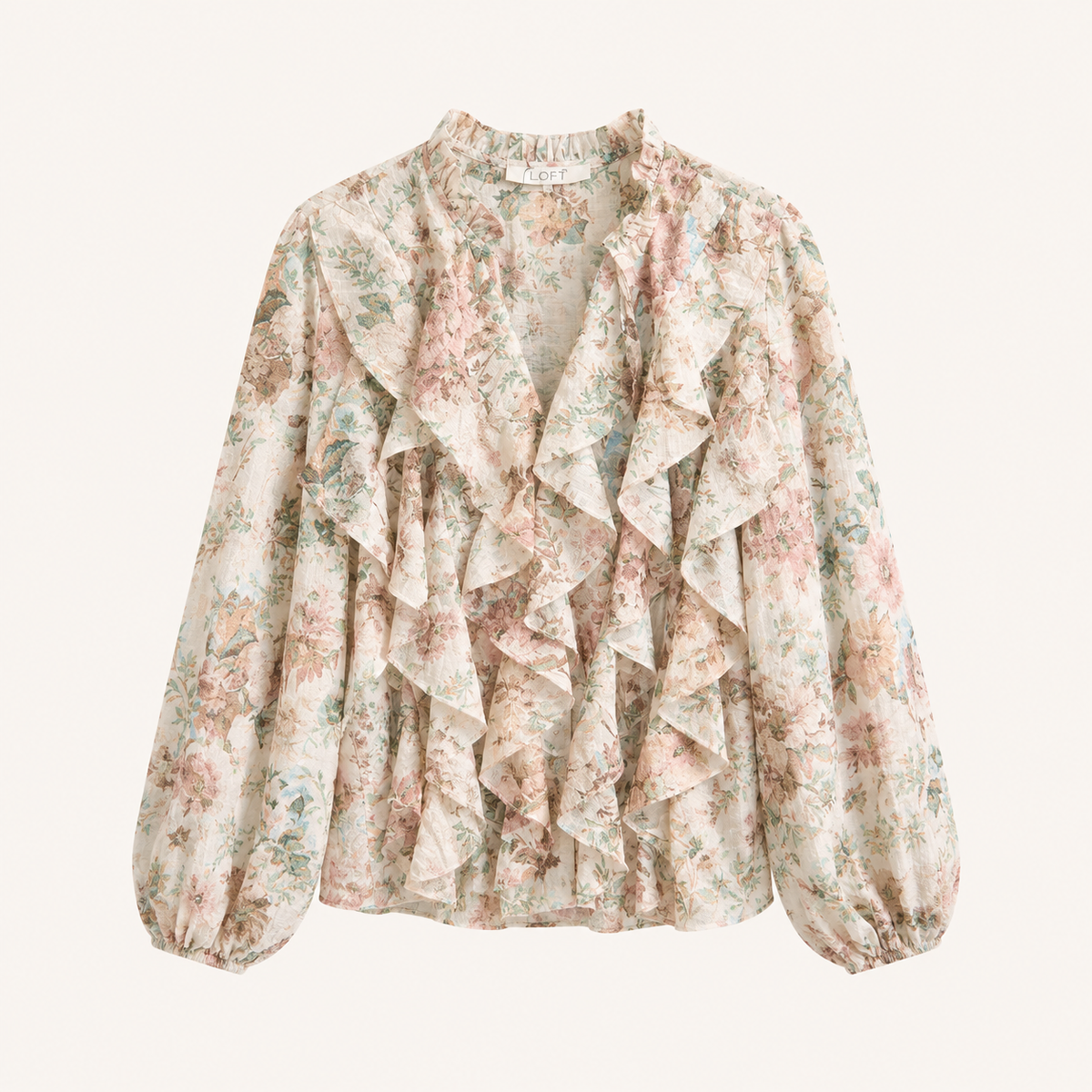 Camicia beige fantasia floreale con volant e maniche ampie e arricciature sul polso
