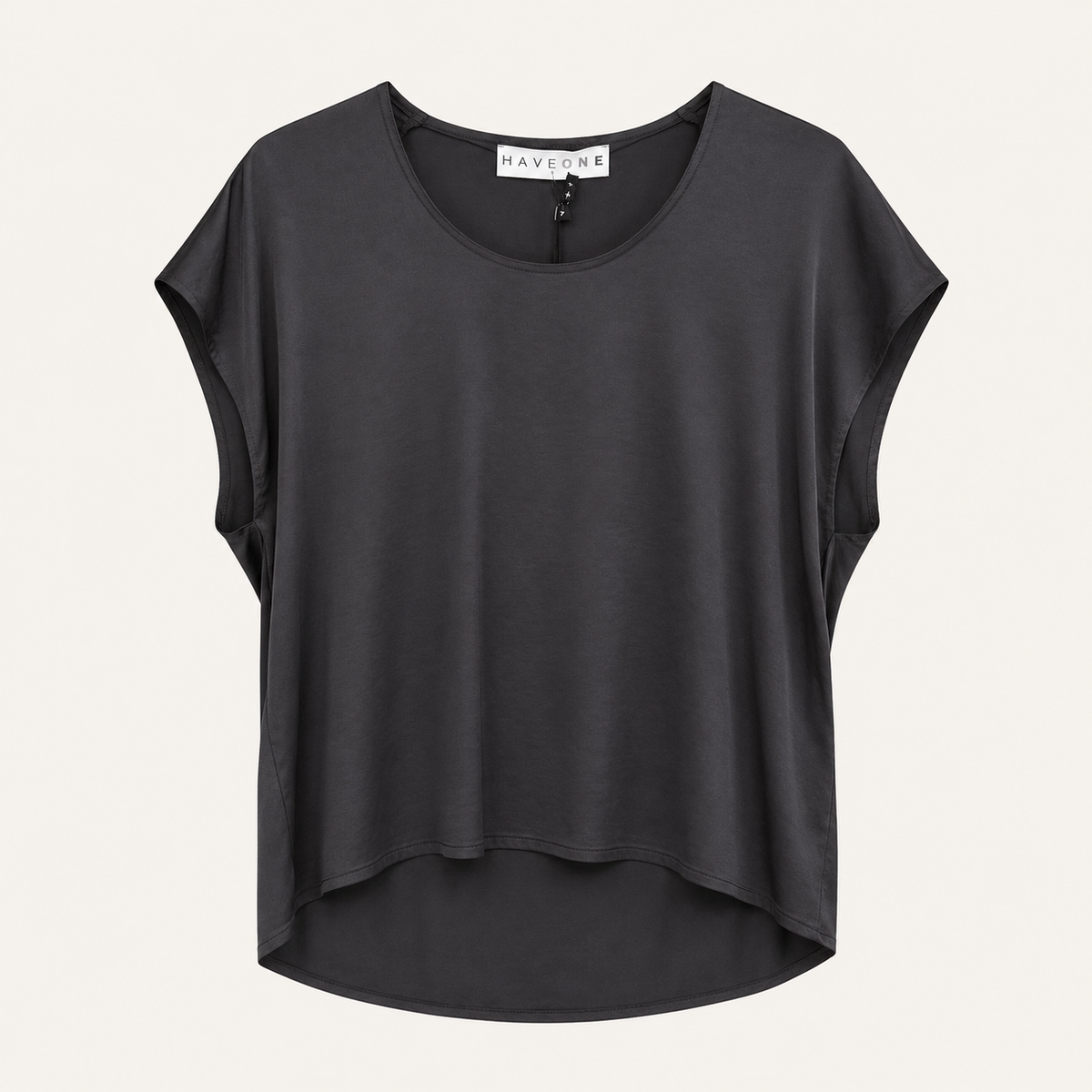 Top nero satinato con scollo rotondo e maniche corte