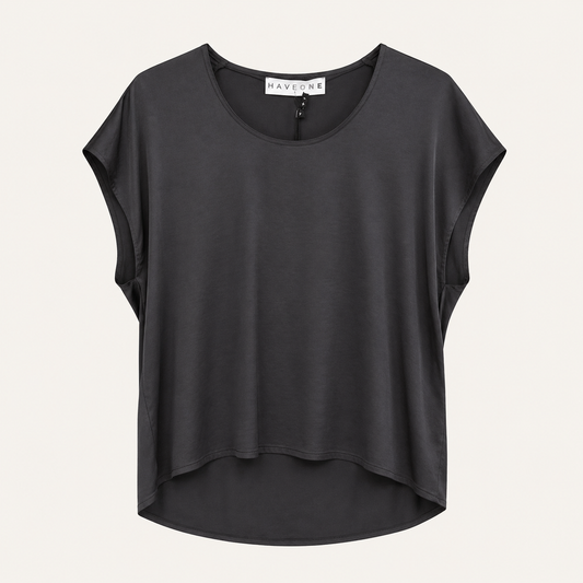 Top nero satinato con scollo rotondo e maniche corte