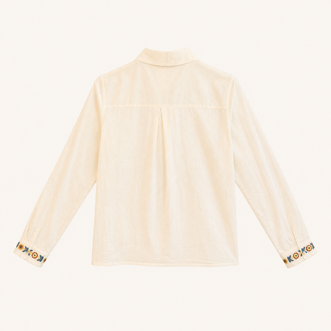 Camicia bianco panna con ricami floreali e dettagli in pizzo